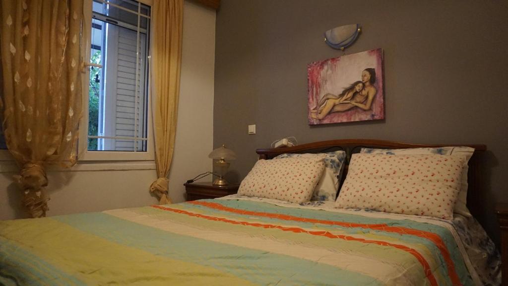 ein Schlafzimmer mit einem Bett und einem Fenster in der Unterkunft Elias House in Nafplio