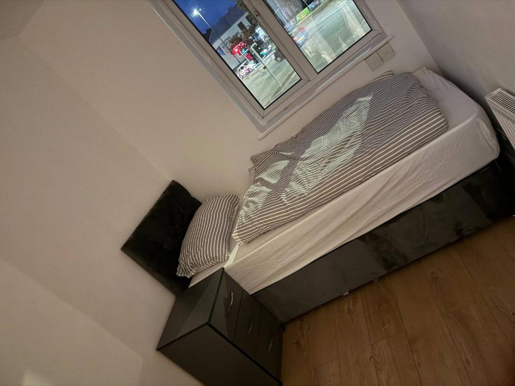 En eller flere senge i et værelse på Modern 2 Bedroom Maisonette