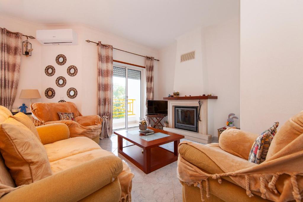 ein Wohnzimmer mit zwei Sofas und einem Kamin in der Unterkunft B102 - Sol Sol Lagos Apartment in Lagos