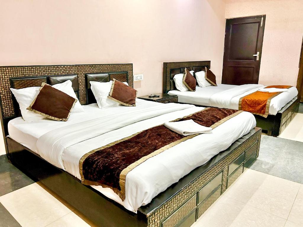 瑞诗凯诗Buddha Retreat in Rishikesh, India的酒店客房的两张床