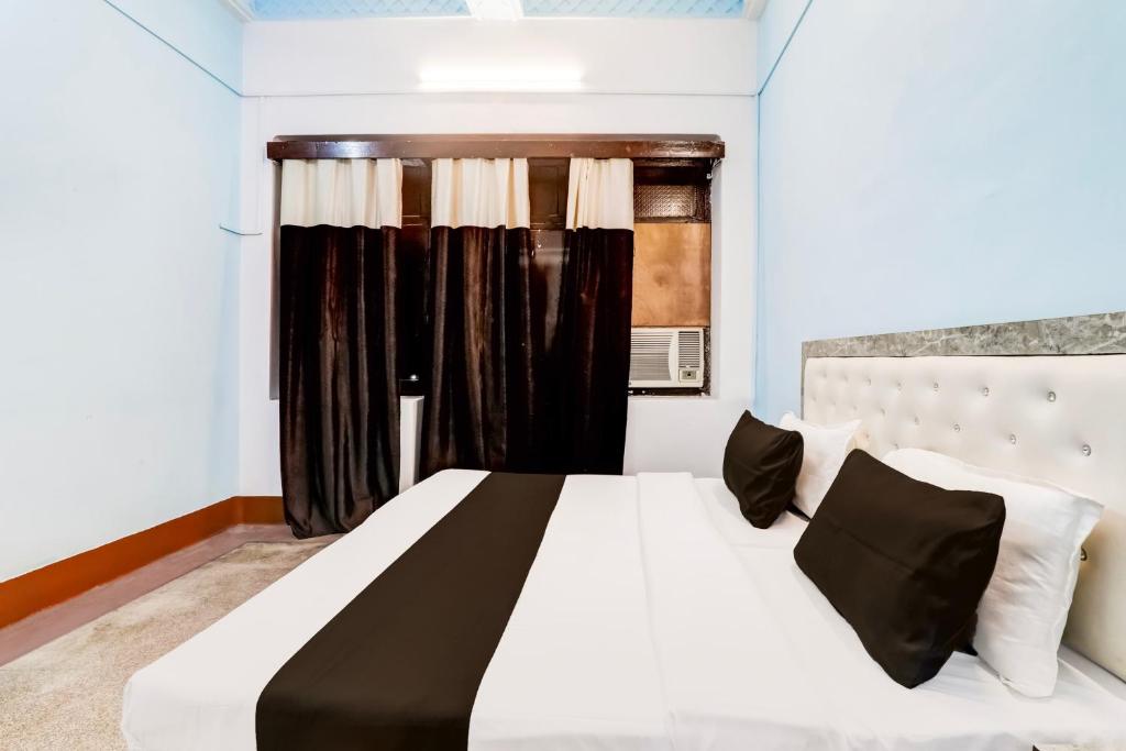 Postel nebo postele na pokoji v ubytování Hotel O Mannat