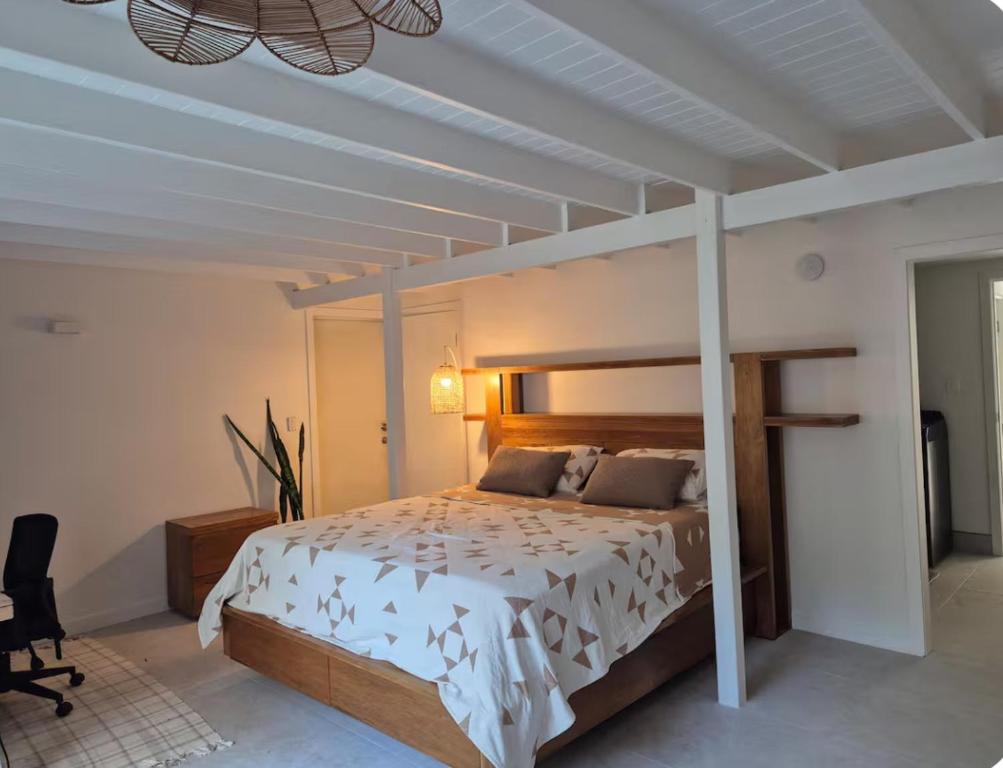 ein Schlafzimmer mit einem großen Bett mit Baldachin in der Unterkunft Luxury Coastal Private Villa in Peregian Beach