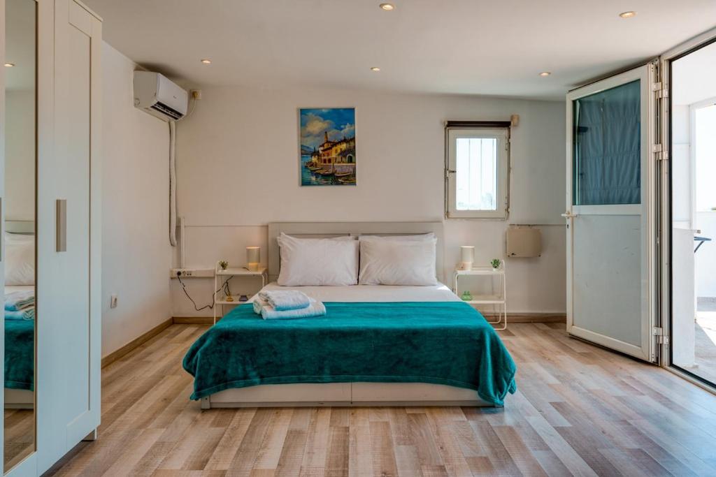 Top-Floor Studio in Glyfada Center with Sea View