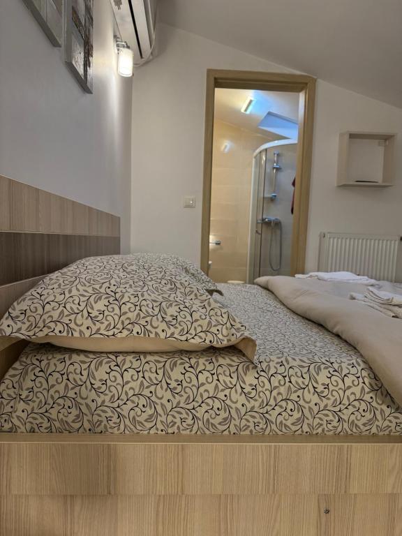 Ένα ή περισσότερα κρεβάτια σε δωμάτιο στο Penthouse Escape Otopeni An Unforgettable Experience