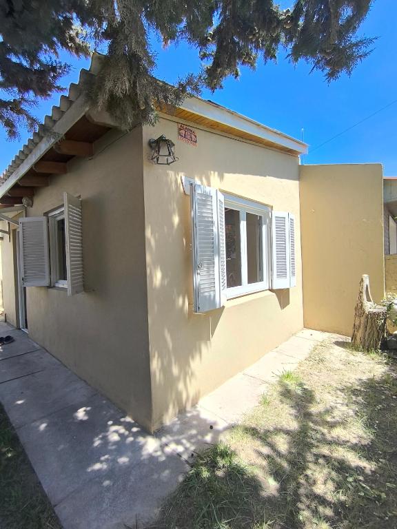 a small house with a sign on the side of it at Casita funcional en Claromeco in Balneario Claromecó
