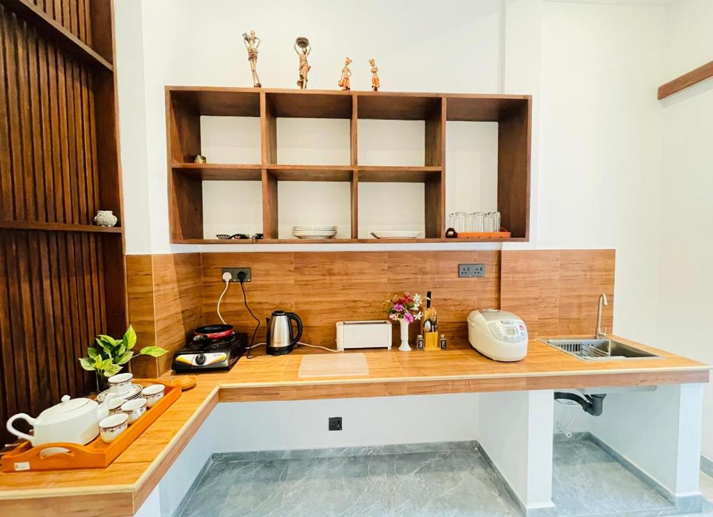 une cuisine avec un comptoir en bois et un évier dans l'établissement Harmon Weligama, à Weligama