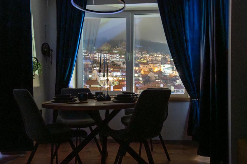 Udsigt til Veliko Tarnovo eller udsigt til byen taget fra lejligheden