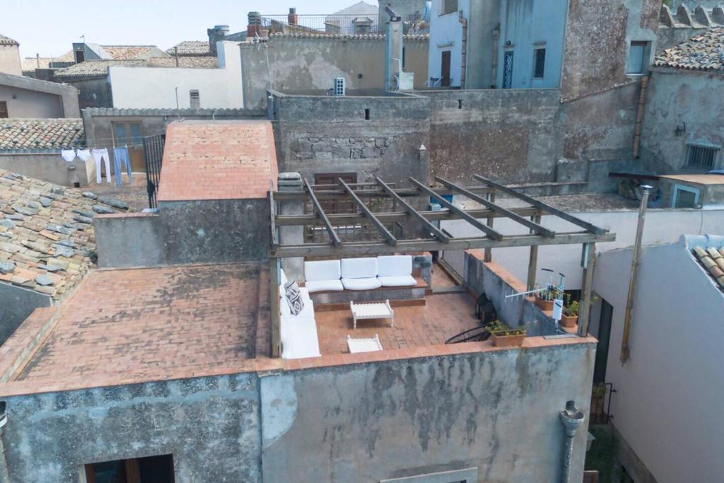 Το κτήριο όπου στεγάζεται  το διαμέρισμα