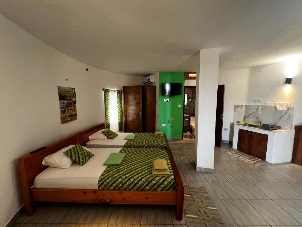 Ένα ή περισσότερα κρεβάτια σε δωμάτιο στο Green Protection Beach House Ghana