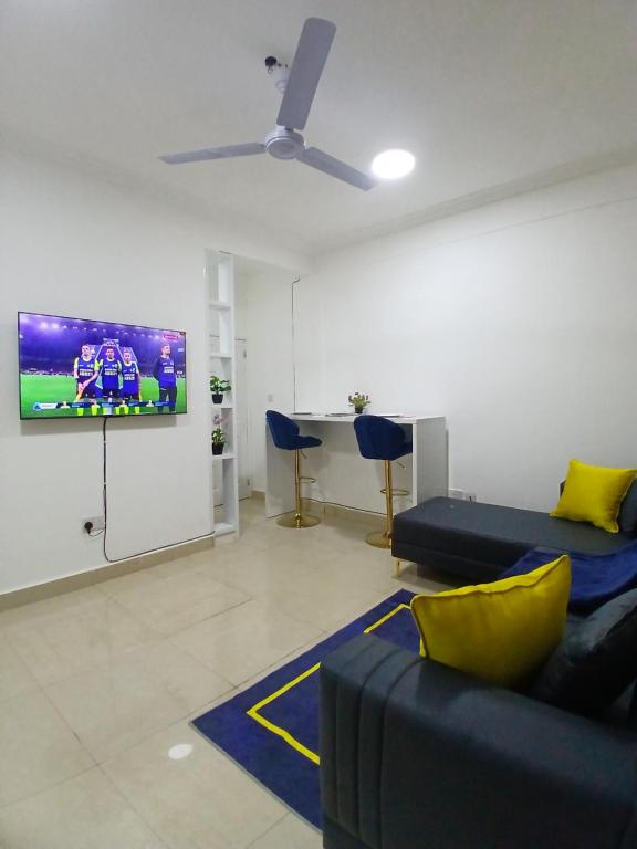 Televiisor ja/või meelelahutuskeskus majutusasutuses Cosy Apartment with Pool