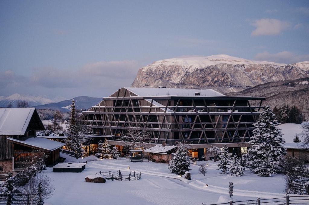 Nespecifikovaný výhled na hory nebo výhled na hory při pohledu z hotelu