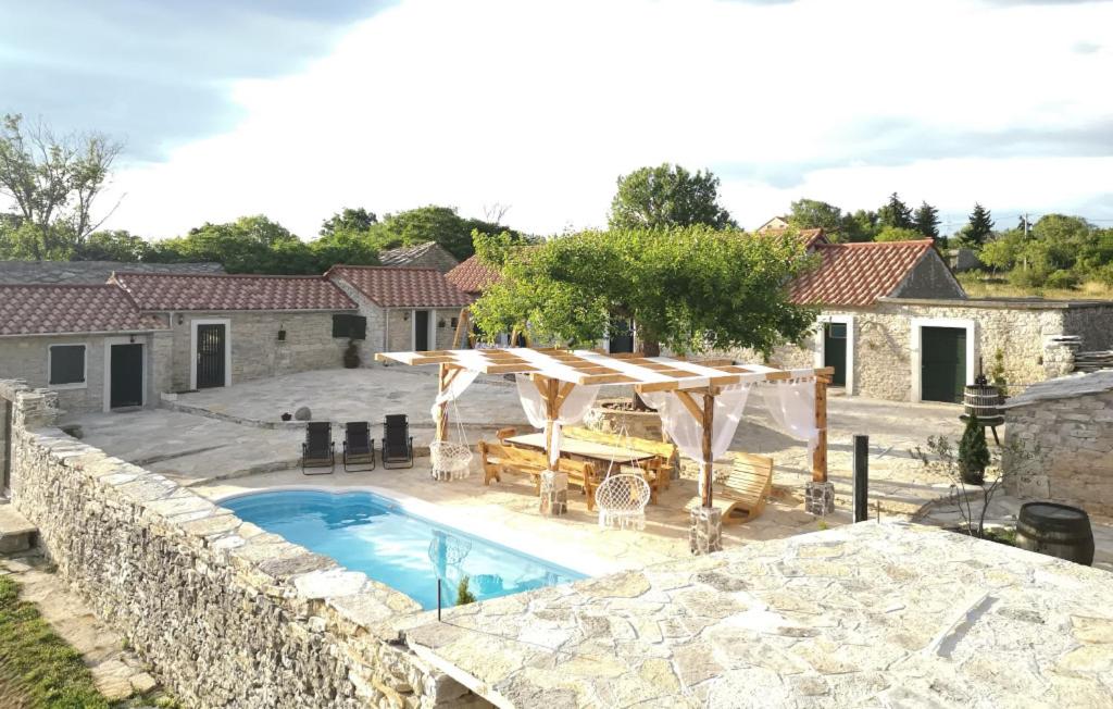 Πισίνα στο ή κοντά στο Juniper Stone Cottage by Villas Guide