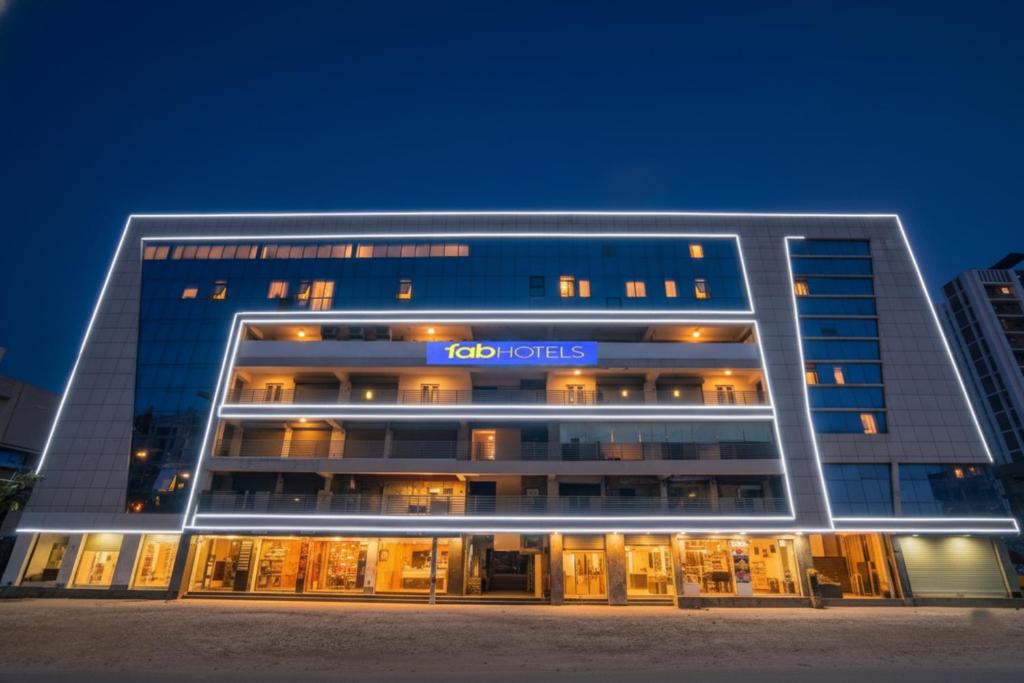 Un edificio con un cartel al costado. en FabHotel Malva, en Ahmedabad