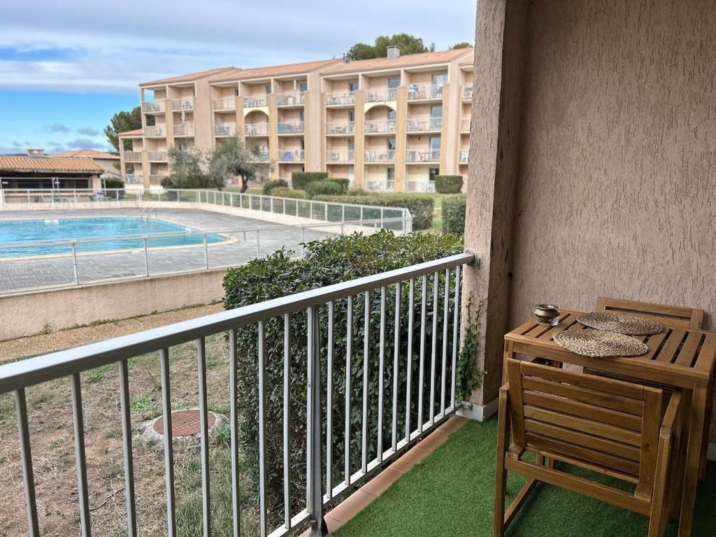 巴拉吕克莱班studio de la lagune piscine parking的享有酒店景致的阳台