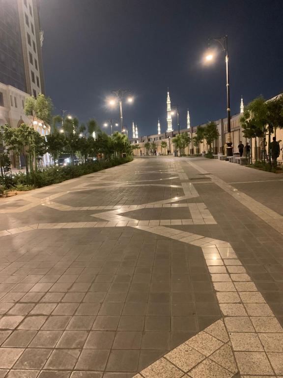 الشقق الأولى السكنية في المدينة المنورة: شارع فاضي بالليل مع اناره الشارع