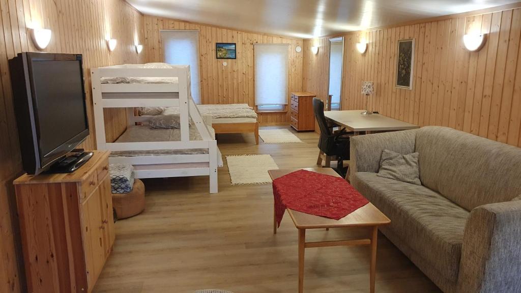 TV a/nebo společenská místnost v ubytování Cozy Garden House with a Sauna