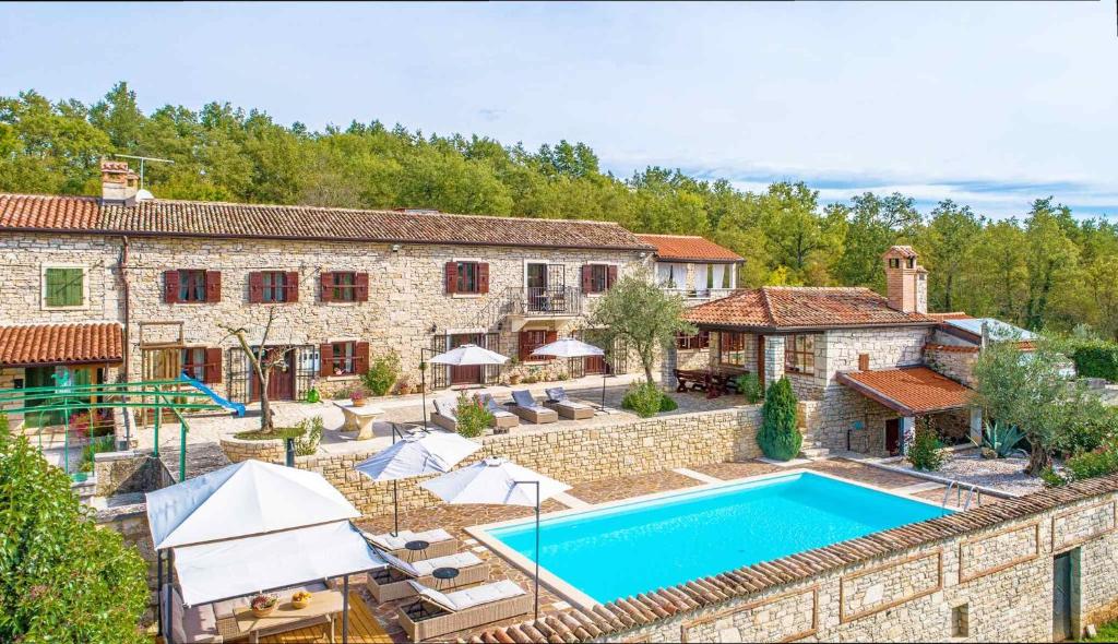una vista esterna di una casa con piscina di Villa Kluni by Rent Istria a Momjan
