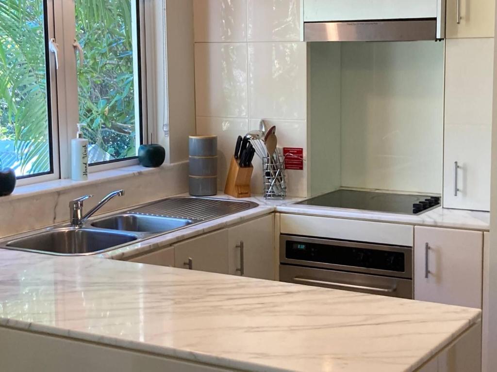 Kuchyň nebo kuchyňský kout v ubytování Peppers Palm Cove luxury