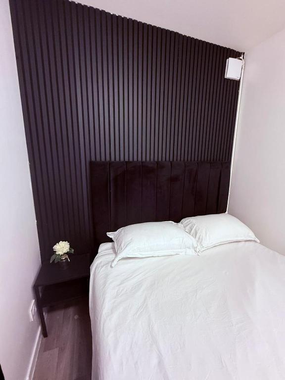 Una cama o camas en una habitación de Studio Zen et calme