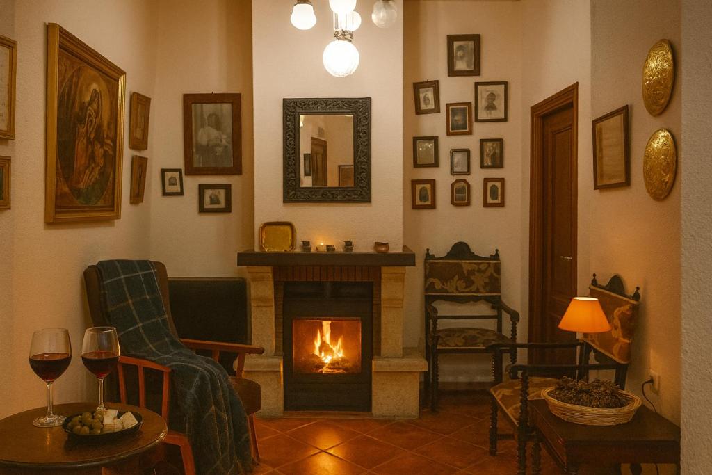 sala de estar con chimenea en Casa Rural Tita Sacramento, en Hornachos