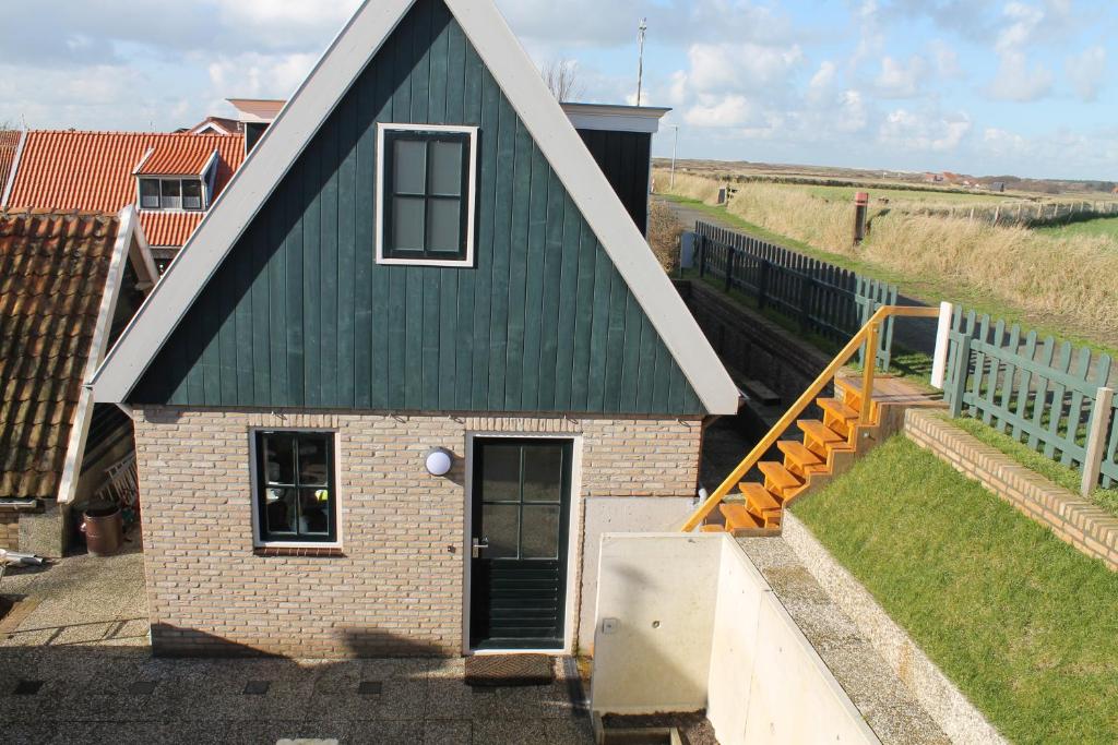 Το κτήριο όπου στεγάζεται  η παραθεριστική κατοικία