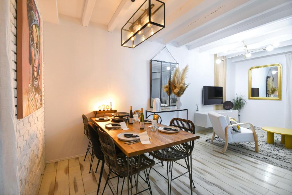 Les clos des Aviateurs في ستراسبورغ: غرفة طعام وغرفة معيشة مع طاولة وكراسي