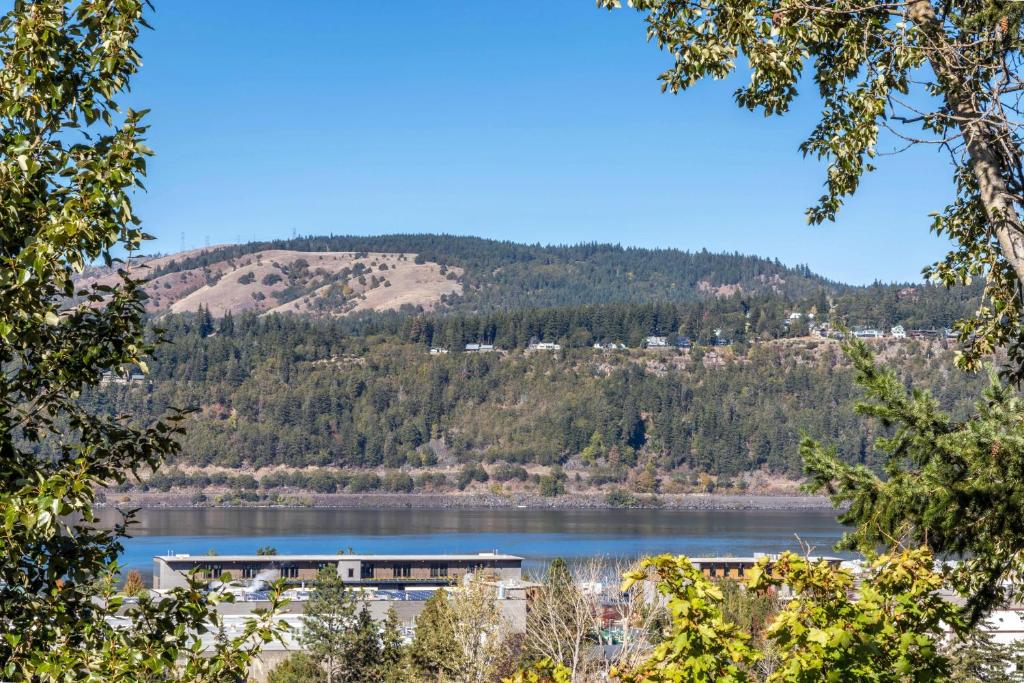 mit See- und Bergblick in der Unterkunft River Watch Getaway in Hood River