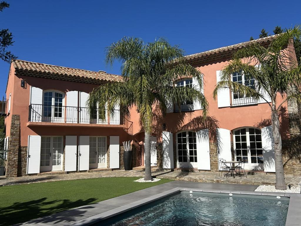 een huis met een zwembad ervoor bij Villa Terra Alba in Le Lavandou