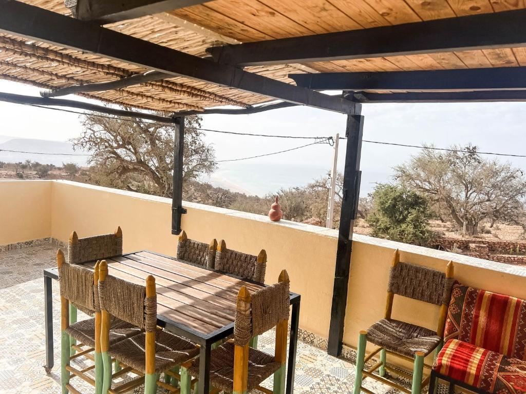 En balkon eller terrasse på Superbo Stay Sea & Mountain View Apartment & Studio with Shared Terrace - Near Taghazout - Moroccan Style Home