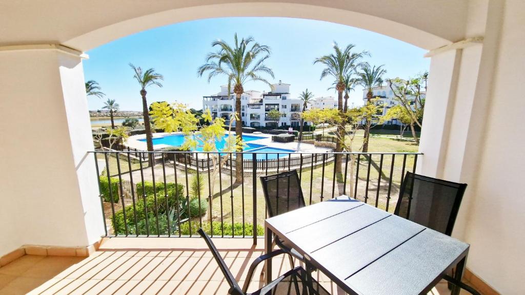 d'un balcon avec une table et une vue sur la piscine. dans l'établissement Donna Olympia's House, à Sucina