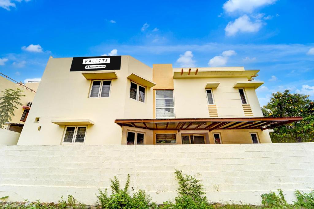 ein Gebäude mit einem Schild darauf in der Unterkunft Nirvana Signature Aptt by Palette Homes in Singānallūr
