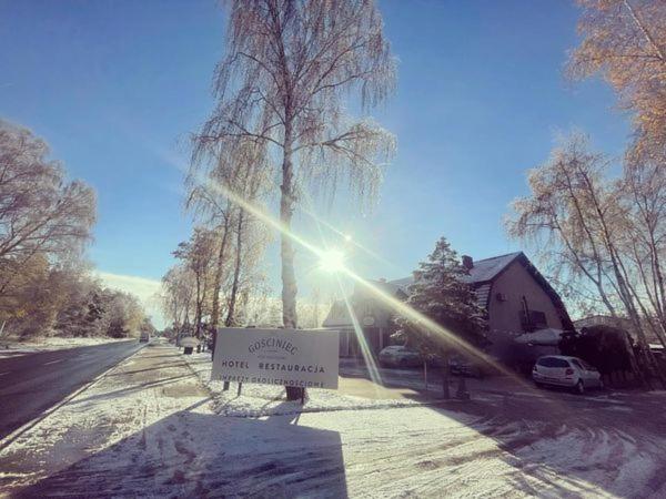 ein Schild am Straßenrand mit einem Baum in der Unterkunft Gosciniec Pod Brzozami in Posen