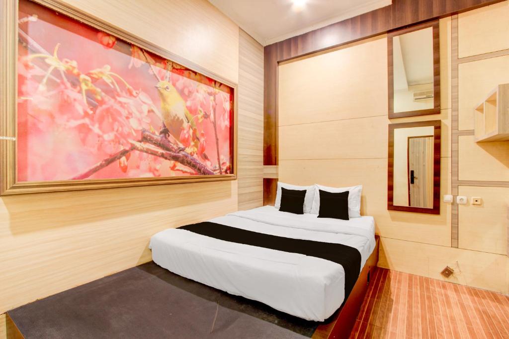 Postel nebo postele na pokoji v ubytování Hotel O near Maguwoharjo Stadium formerly Graha Ngaso