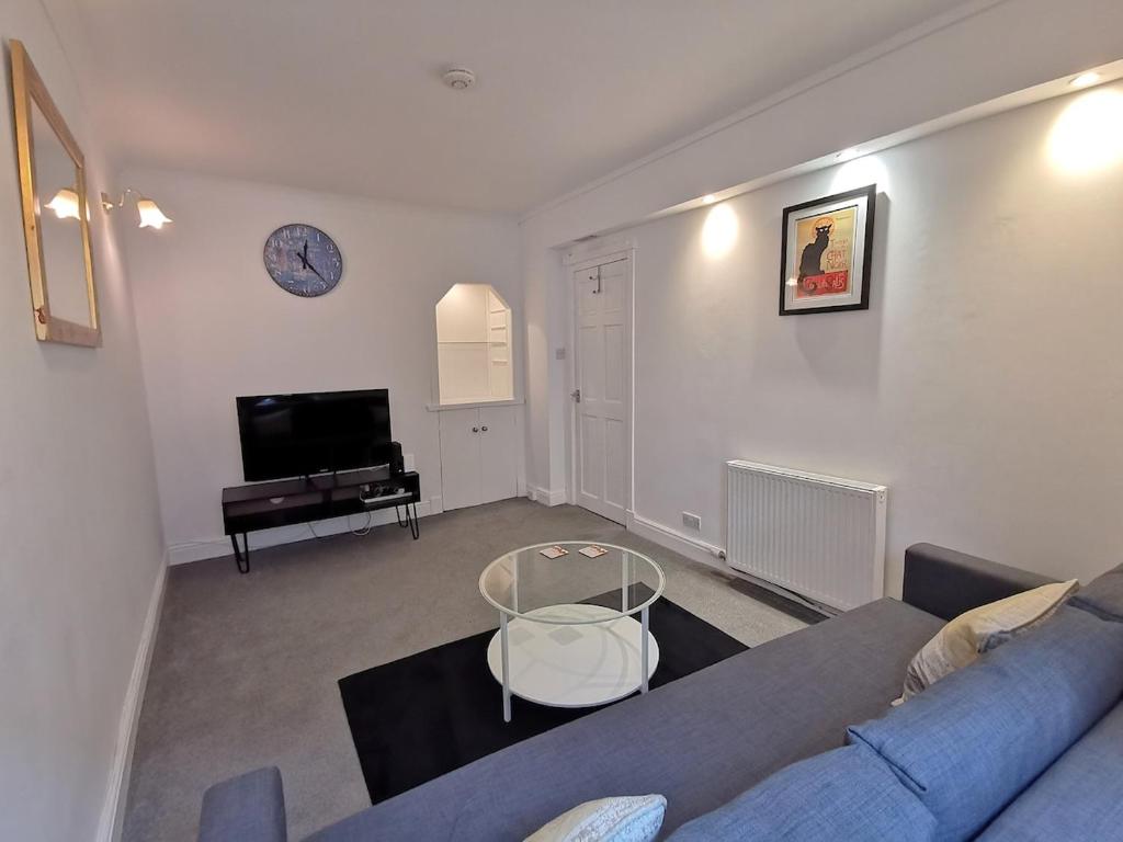 Una televisión o centro de entretenimiento en High Street Hideaway