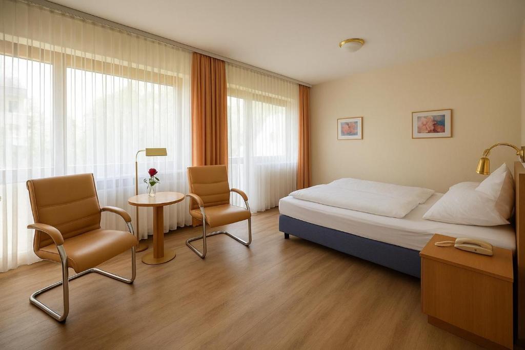 Giường trong phòng chung tại Hotel Rheinland