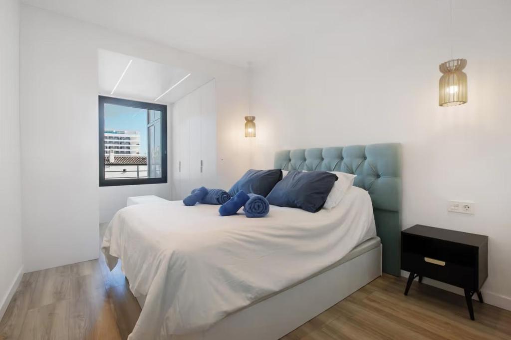 Una cama o camas en una habitación de DELUX Nogalera Apartment