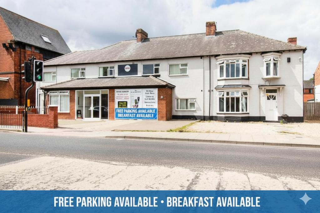 un edificio blanco en la esquina de una calle en The Longlands Hotel, en Middlesbrough