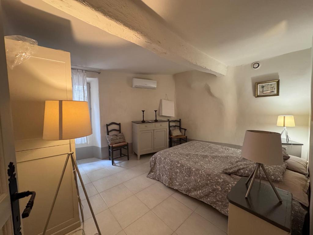 Casa Del Saint Paul في سان بول دي فينس: غرفة نوم بها سرير وطاولة وكرسي