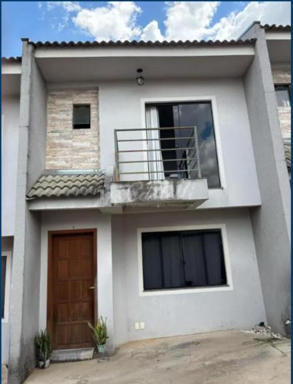 a white house with a door and a balcony at Sobrado Harmonia in Ponta Grossa