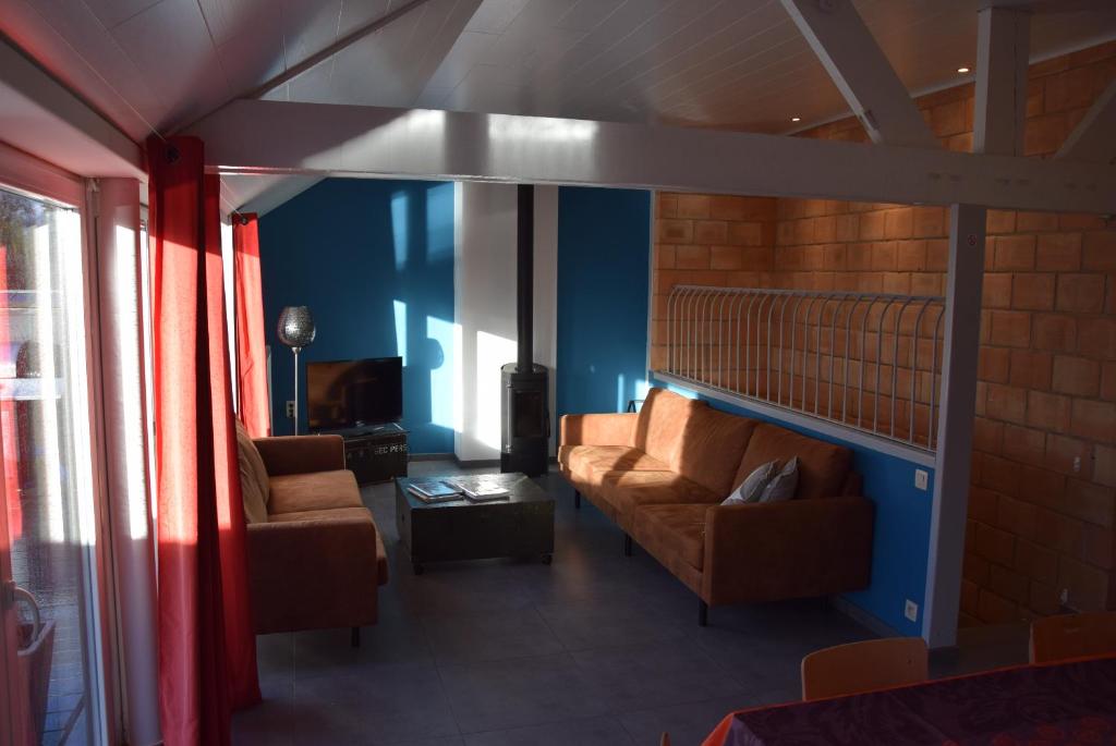 un soggiorno con due sedie e un divano di Les Secrets du Chat a Clavier