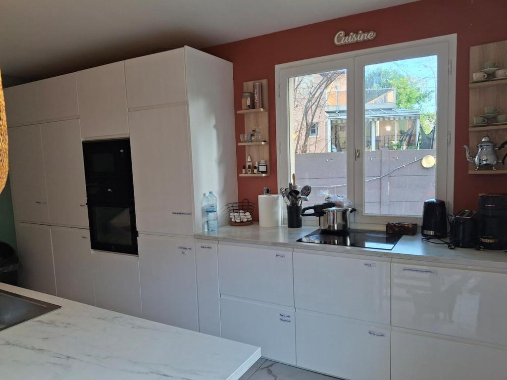 Kuchyň nebo kuchyňský kout v ubytování Maison avec Jardin Sucy-en-brie