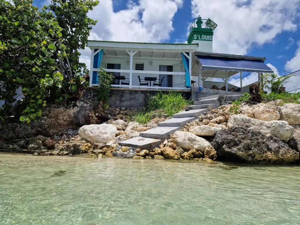 a house on the shore of a body of water at Maison confortable à Saint Louis, 120 m², vue mer in Îlet à Christophe