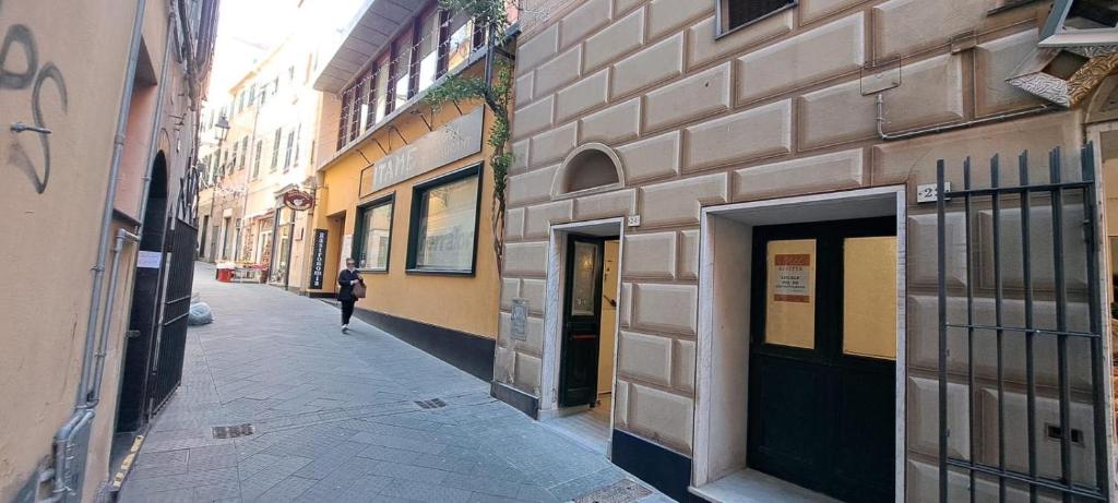 une personne marchant dans une rue à côté d'un bâtiment dans l'établissement Mediterranea, à Arenzano