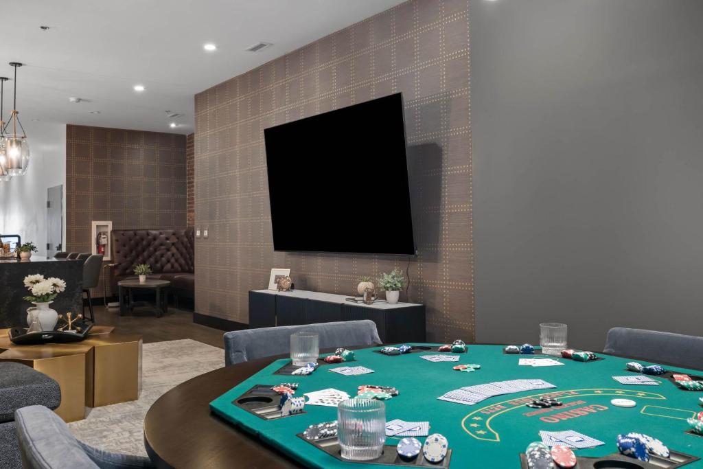 a room with a table with a green table cloth at French's Luxury Condo - Steps from Broadway in Nashville