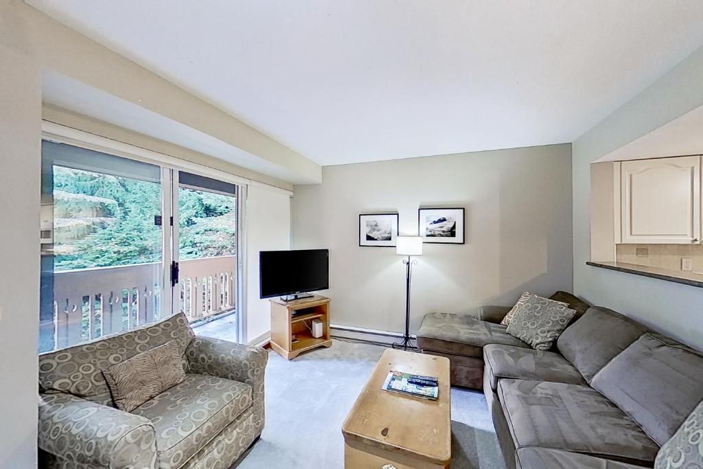 Una televisión o centro de entretenimiento en Sunpath #05