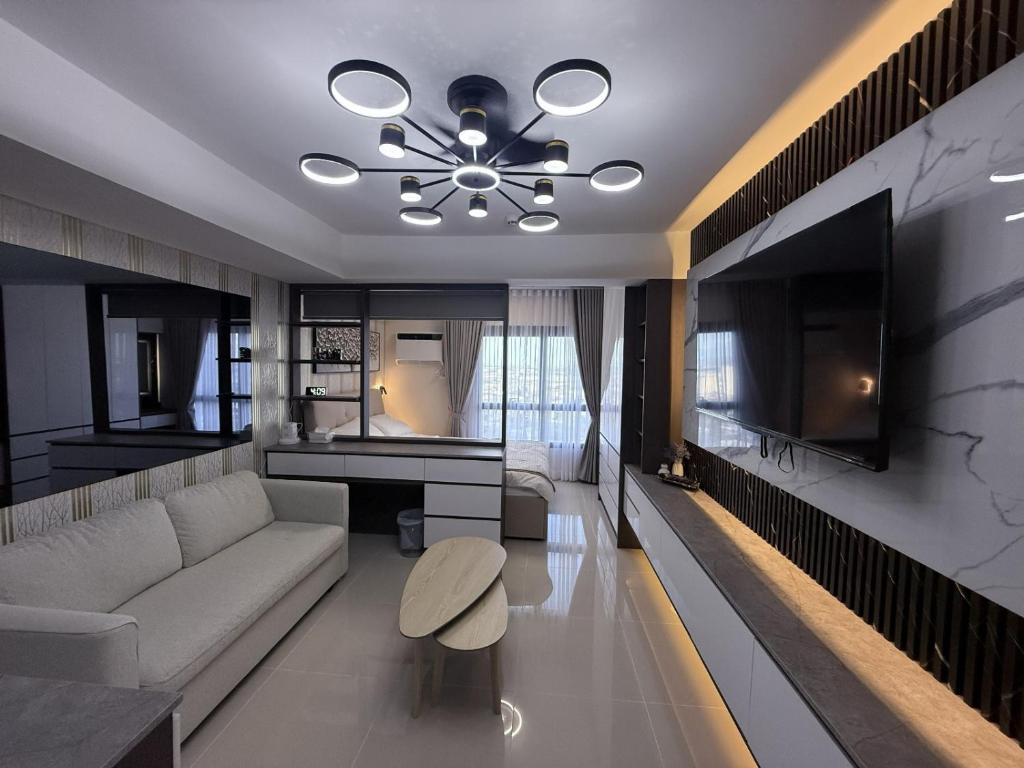 Телевизор и/или развлекательный центр в Murji Suites in 34th Floor at JTower Residences