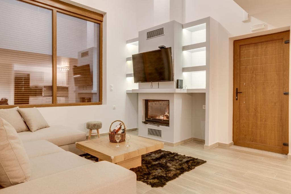 TV a/nebo společenská místnost v ubytování Villa Athina Stone & Snow