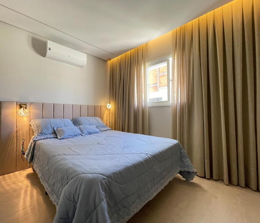 Ένα ή περισσότερα κρεβάτια σε δωμάτιο στο Casa nova em Itapema!