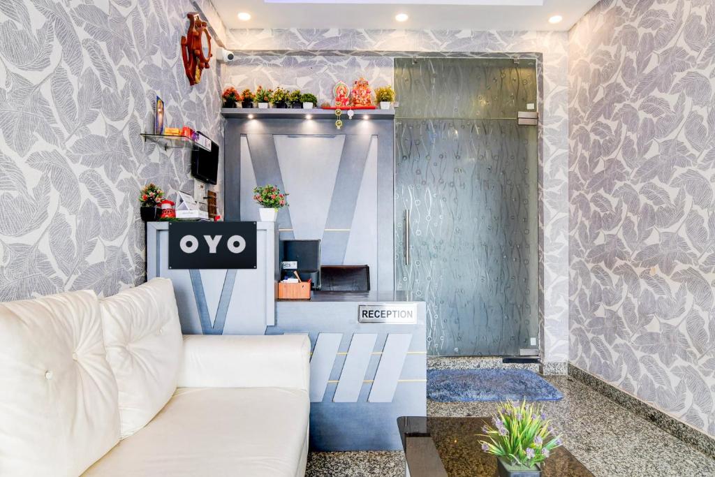 un soggiorno con un divano bianco in una stanza di Hotel O Himgiri Guest House a New Town