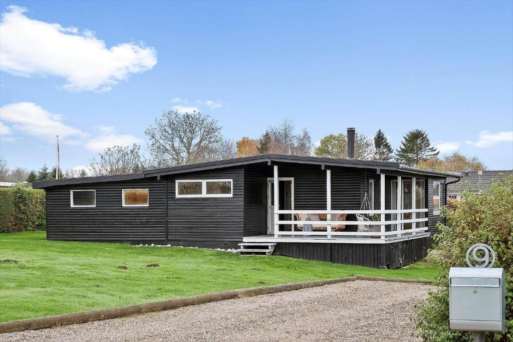 VoldbyにあるFY402-Asperup-Eskelundsvaenget-9の庭に出入りする黒家